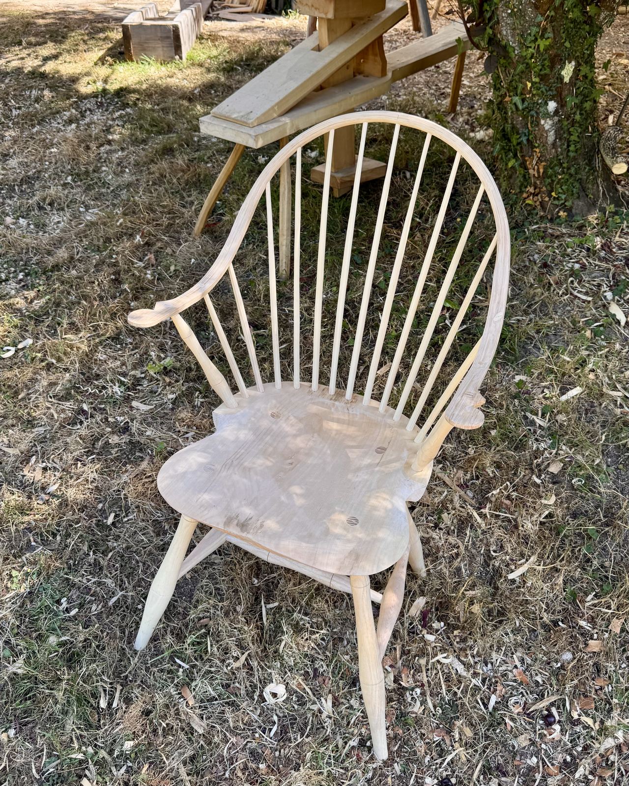Continuous-arm Windsor chair in ash, oak, and linden
